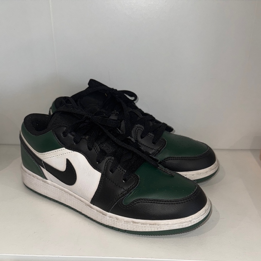 NIKE - Air Jordan 1 Low - Noble Green/Pollen - White- black